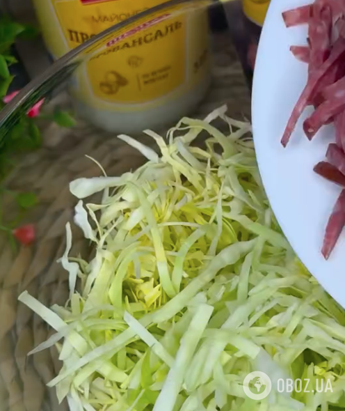 Вкусный салат из молодой капусты, с сухариками и колбасой: самый простой рецепт блюда за 3 минуты