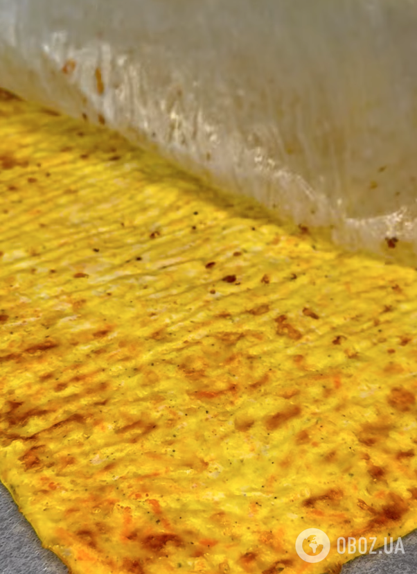 Закусочный сырно-крабовый рулет: рецепт быстрого блюда для праздничного стола