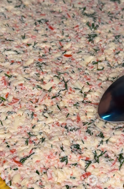 Закусочный сырно-крабовый рулет: рецепт быстрого блюда для праздничного стола