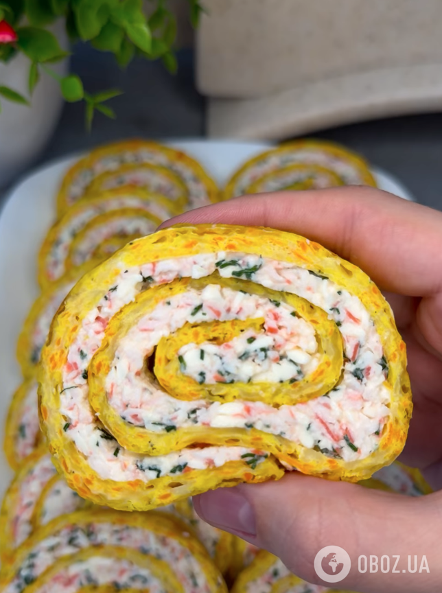 Закусочный сырно-крабовый рулет: рецепт быстрого блюда для праздничного стола