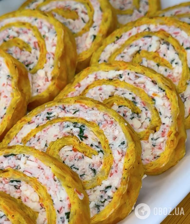 Закусочный сырно-крабовый рулет: рецепт быстрого блюда для праздничного стола