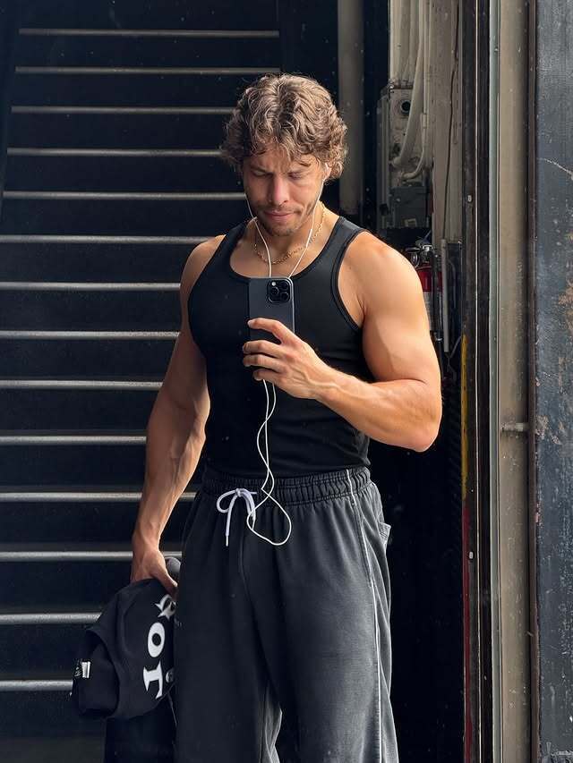 Сын Арнольда Шварценеггера от горничной повторил триумф отца: как выглядел "железный Арни" в его возрасте. Фотосравнение