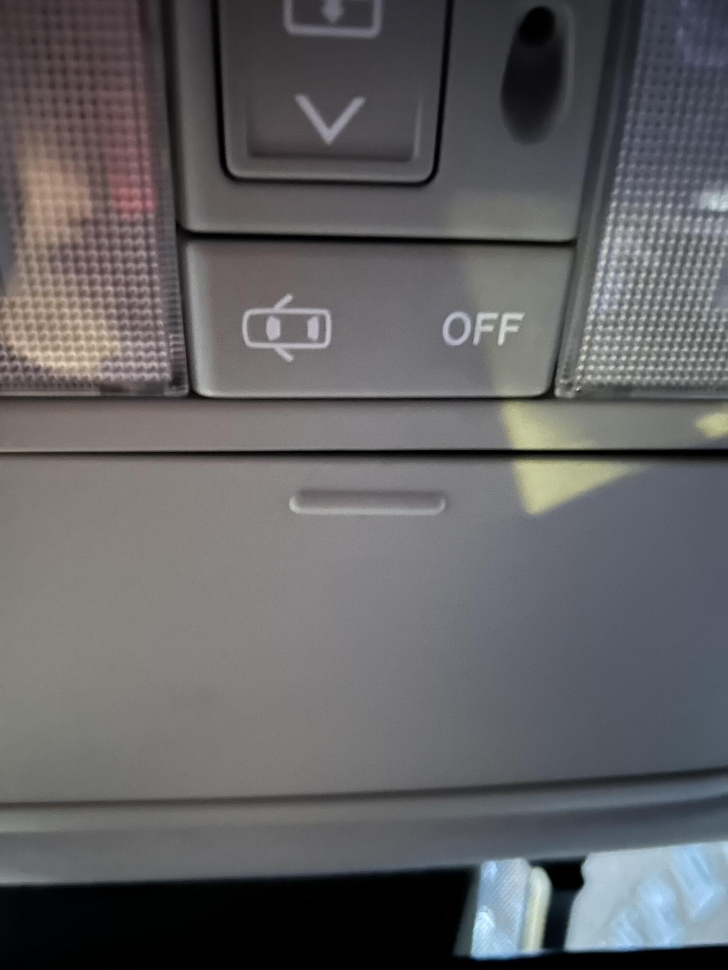 Таємнича кнопка у авто збила спантелику власника: що вона означає