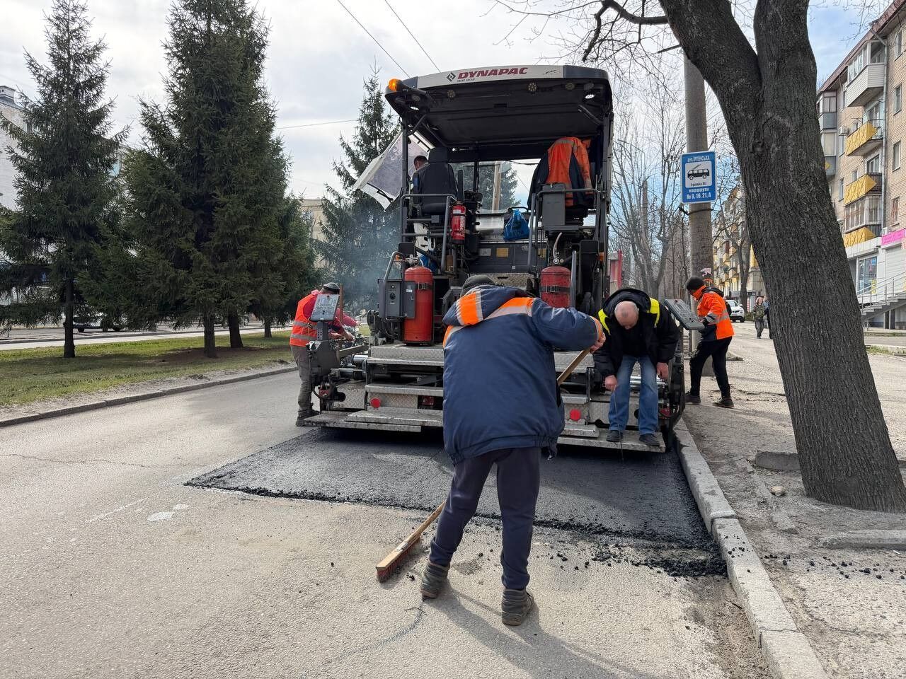 В Днепре отремонтировали уже 50 000 квадратных метров дорожного покрытия