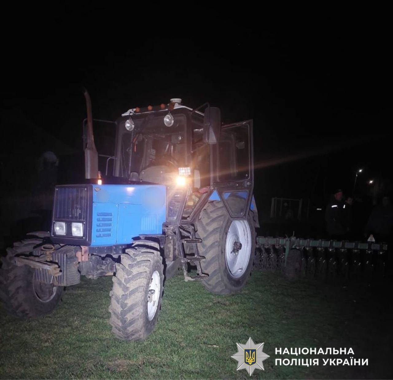 На Киевщине 18-летний мотоциклист на скорости въехал в трактор: есть погибший. Подробности и фото