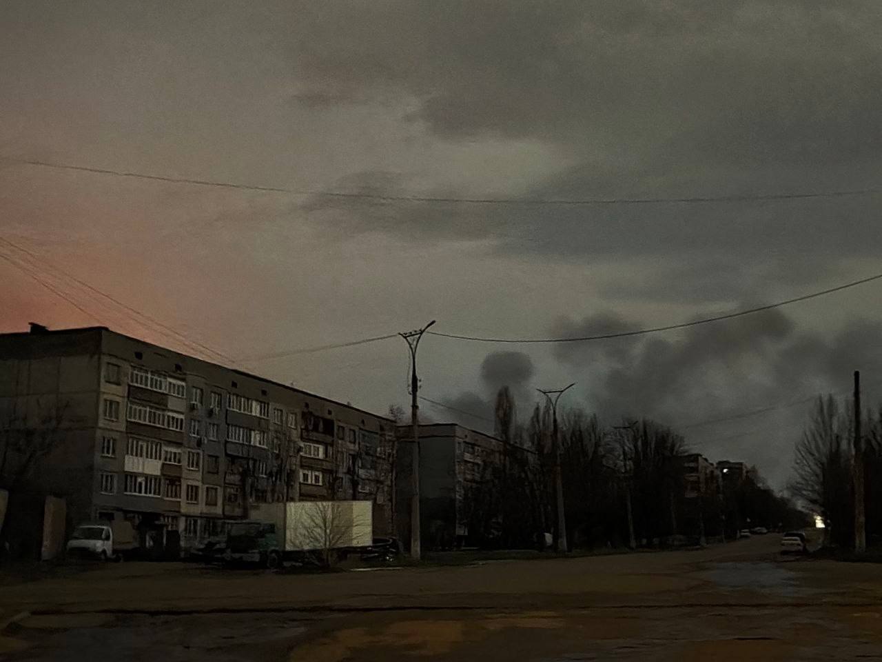 Окупований Алчевськ опинився без світла після вибухів: дрони вдарили по заводу й підстанції. Фото та відео