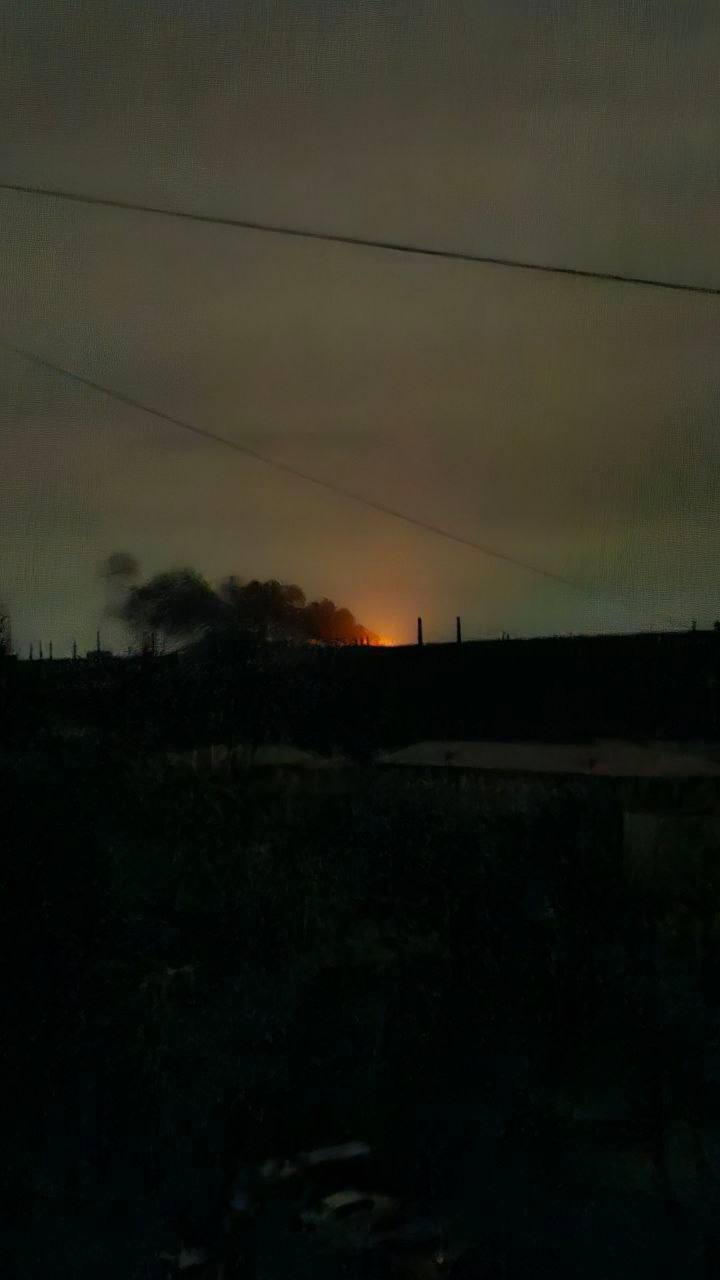 Окупований Алчевськ опинився без світла після вибухів: дрони вдарили по заводу й підстанції. Фото та відео