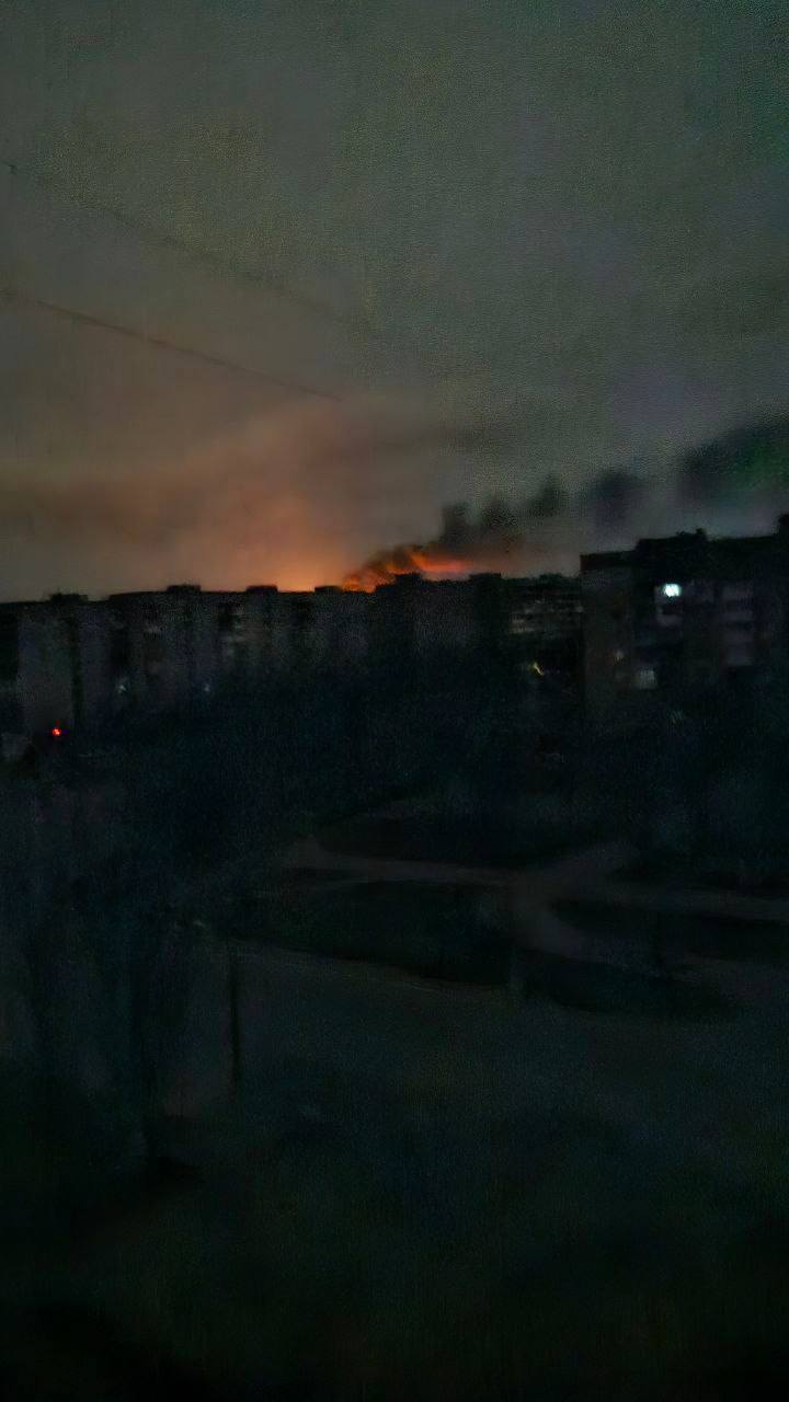 Окупований Алчевськ опинився без світла після вибухів: дрони вдарили по заводу й підстанції. Фото та відео