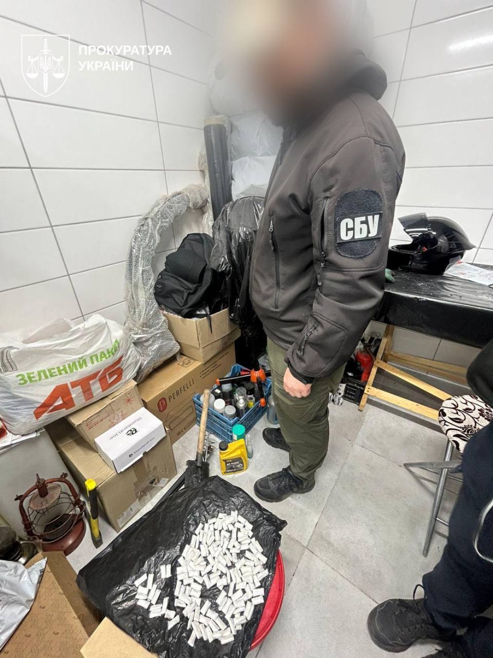 На Ивано-Франковщине разоблачили банду, которая занималась производством и сбытом наркотиков: изъято 165 кг амфетамина. Фото