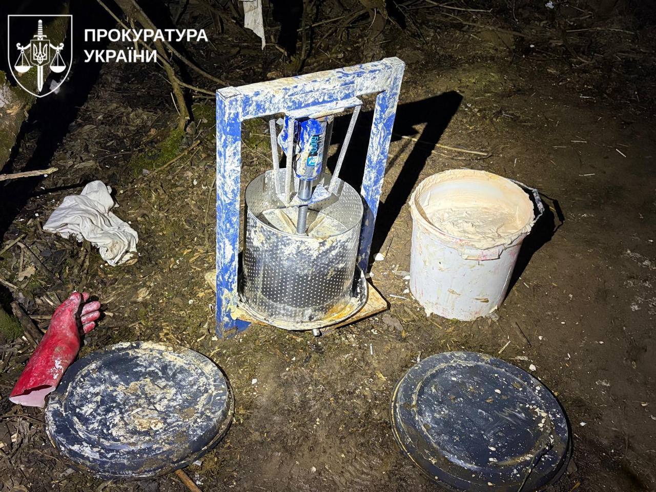 На Ивано-Франковщине разоблачили банду, которая занималась производством и сбытом наркотиков: изъято 165 кг амфетамина. Фото