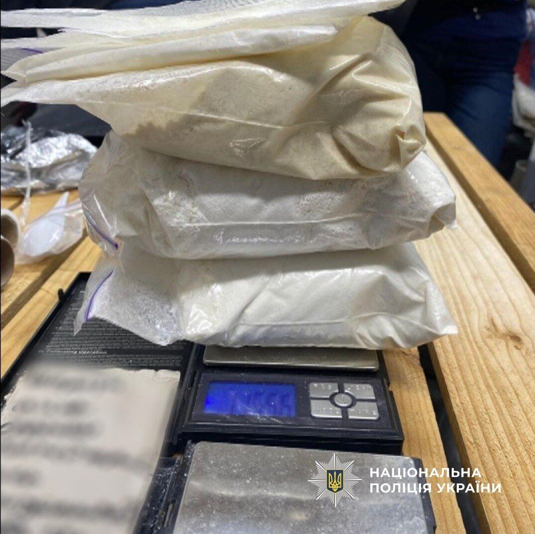 На Ивано-Франковщине разоблачили банду, которая занималась производством и сбытом наркотиков: изъято 165 кг амфетамина. Фото