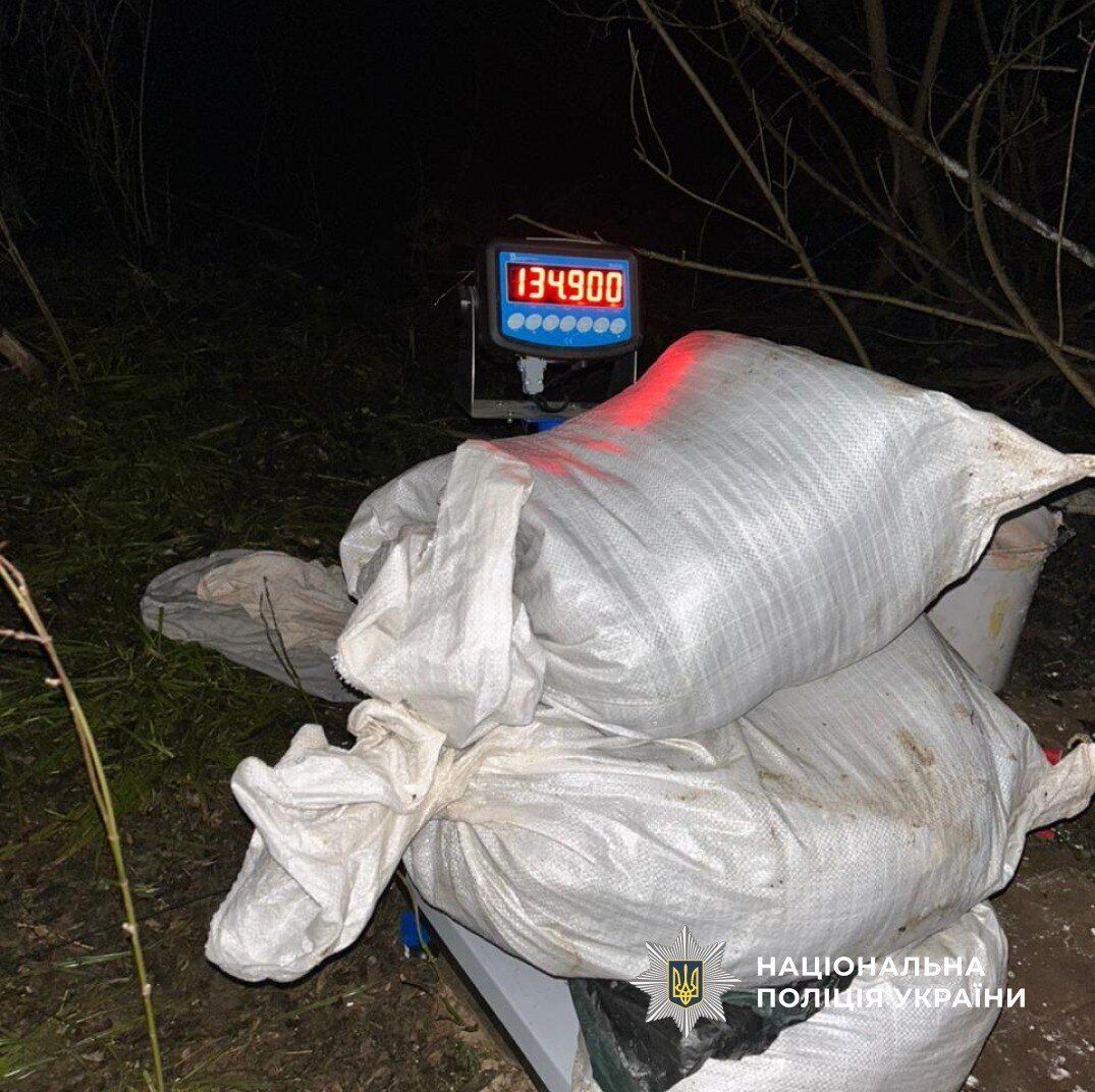 На Ивано-Франковщине разоблачили банду, которая занималась производством и сбытом наркотиков: изъято 165 кг амфетамина. Фото