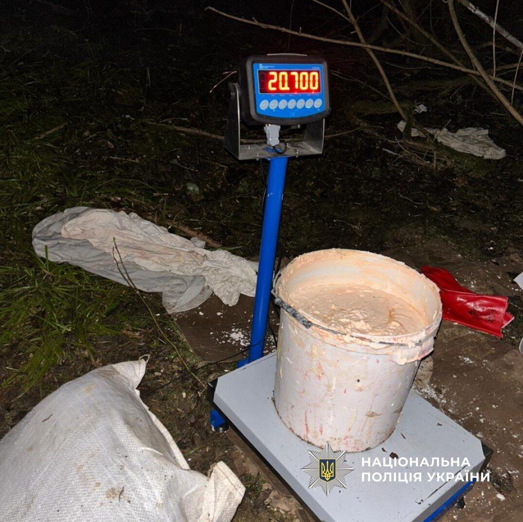 На Ивано-Франковщине разоблачили банду, которая занималась производством и сбытом наркотиков: изъято 165 кг амфетамина. Фото