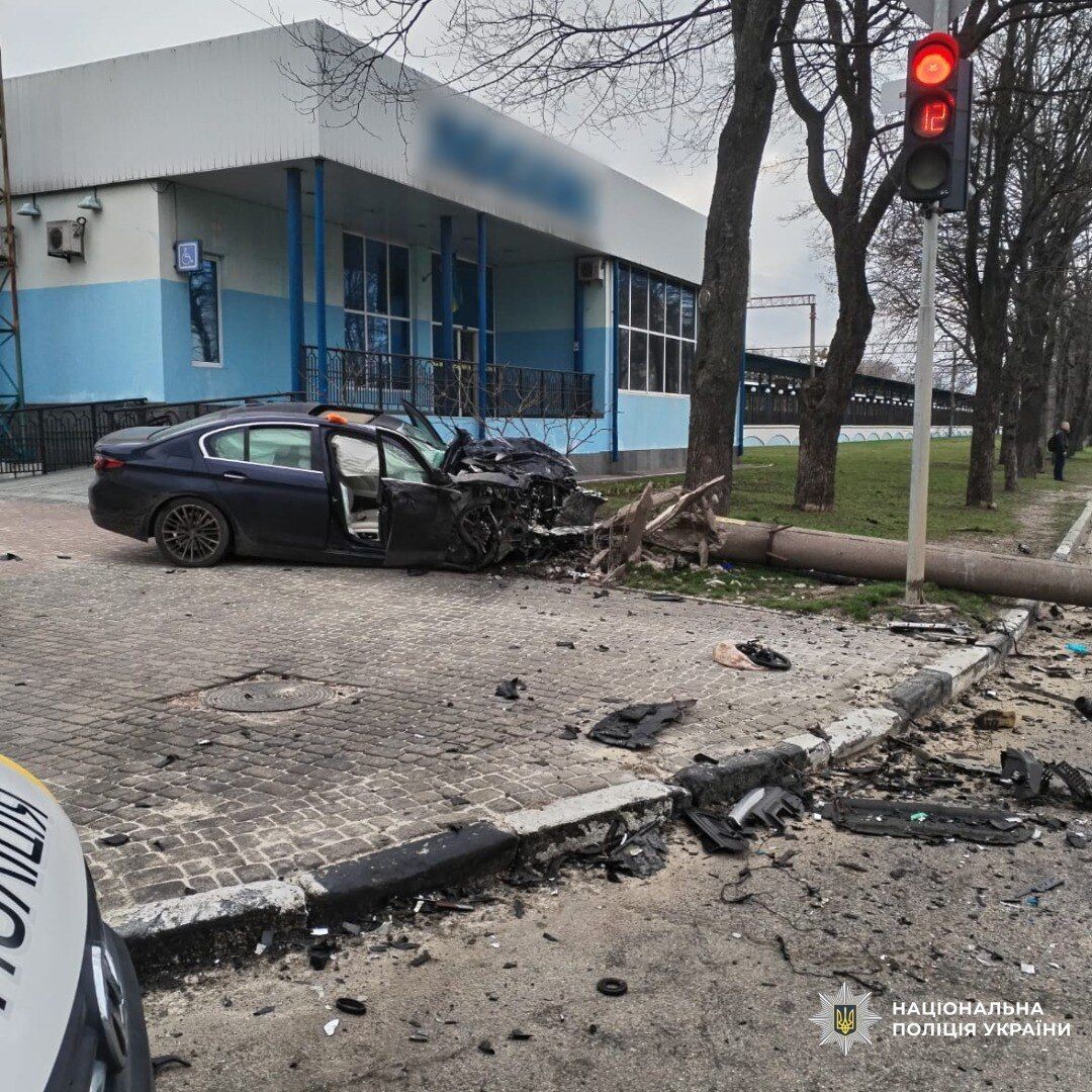 Один із водіїв не надав переваги в русі: у Харкові сталася ДТП, є жертва, четверо людей постраждали. Фото