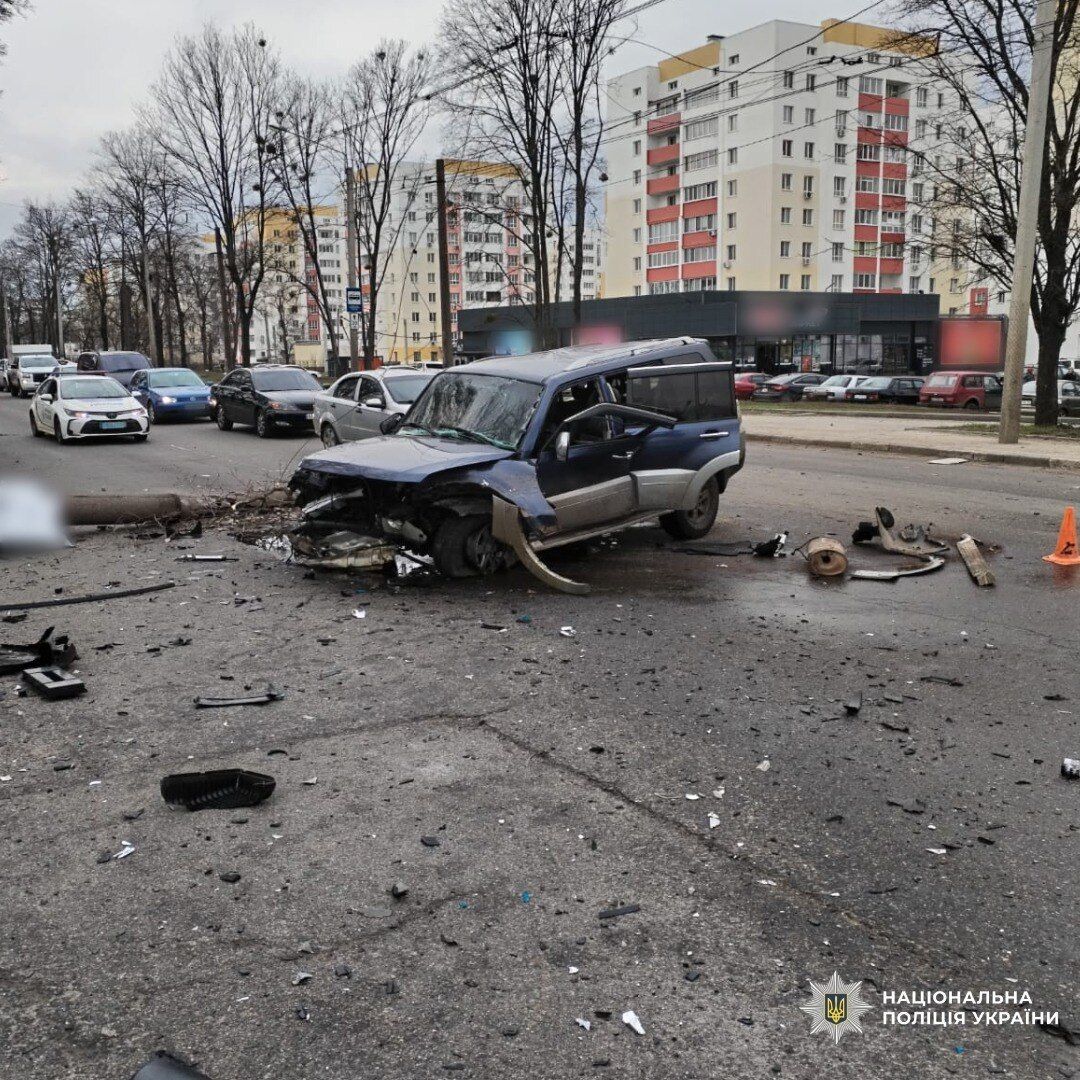 Один із водіїв не надав переваги в русі: у Харкові сталася ДТП, є жертва, четверо людей постраждали. Фото