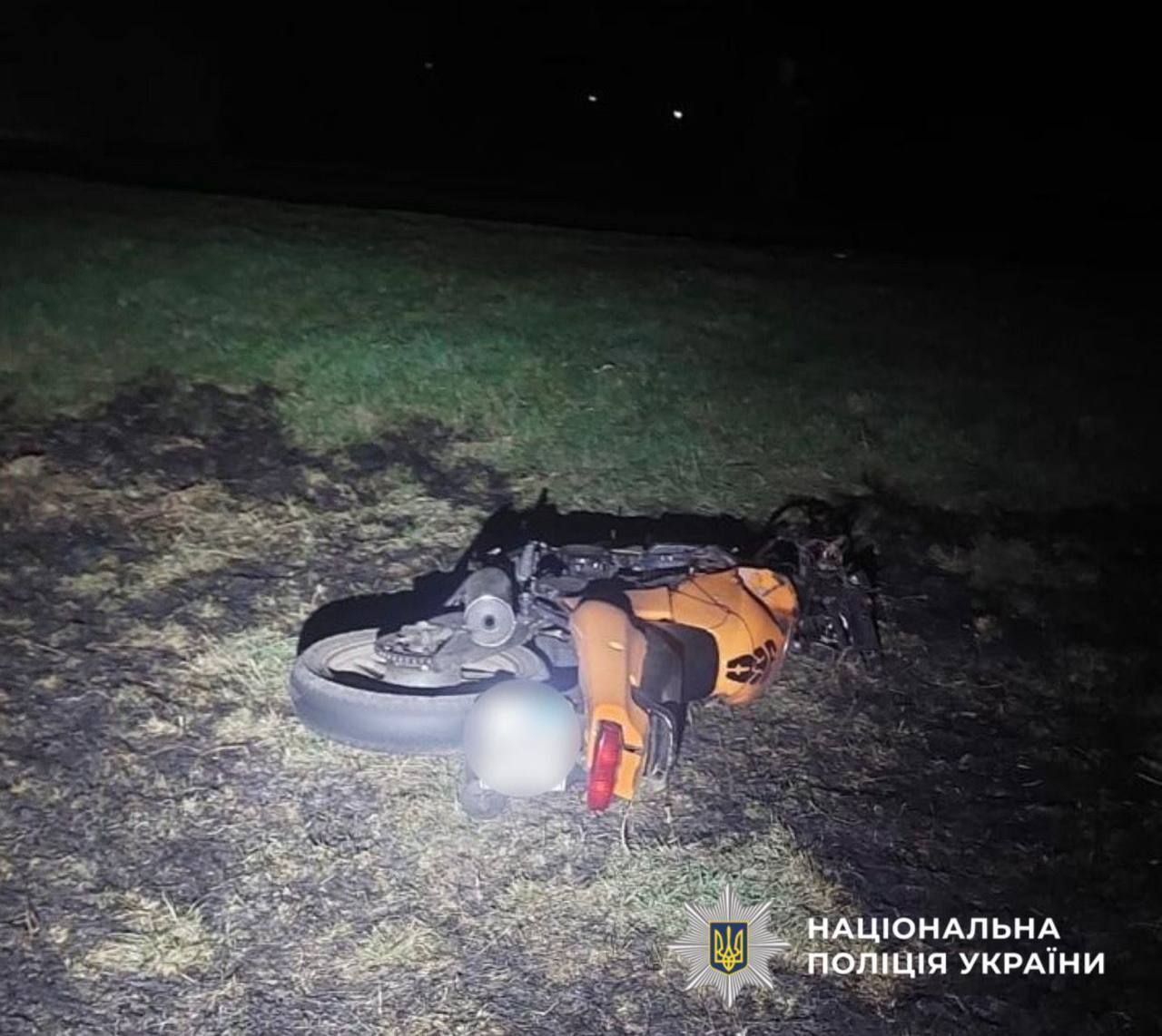 На Киевщине 18-летний мотоциклист на скорости въехал в трактор: есть погибший. Подробности и фото