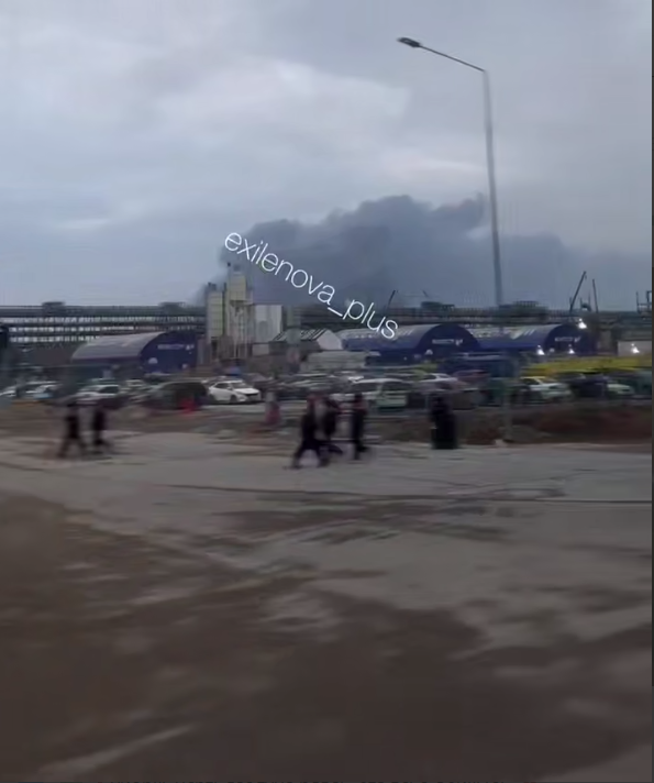 Черный дым видно издалека: в порту российской Усть-Луги продолжается пожар. Фото и видео