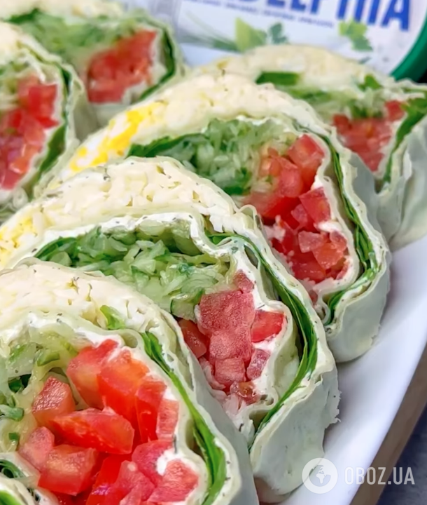 Закусочный рулет из лаваша с вкусной начинкой для праздничного стола: рецепт закуски за 10 мину