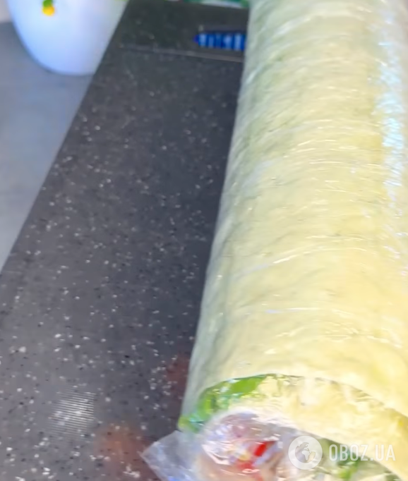 Закусочный рулет из лаваша с вкусной начинкой для праздничного стола: рецепт закуски за 10 мину