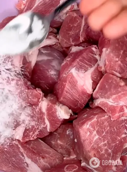 Сочный шашлык из ошейка на луковой подушке: делимся лучшим рецептом