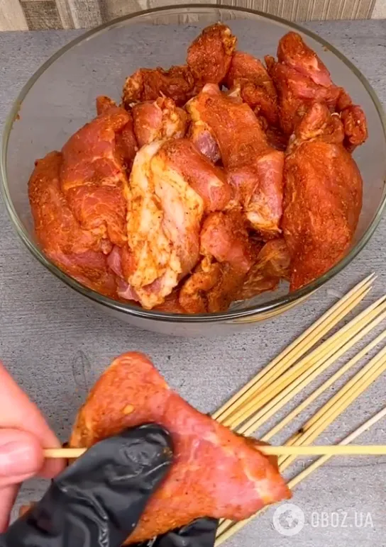 Сочный шашлык из ошейка на луковой подушке: делимся лучшим рецептом