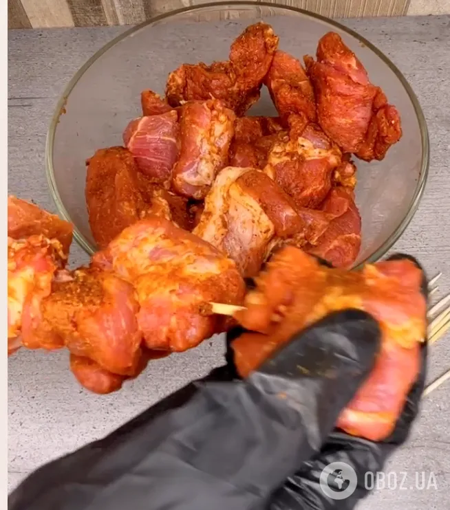 Сочный шашлык из ошейка на луковой подушке: делимся лучшим рецептом