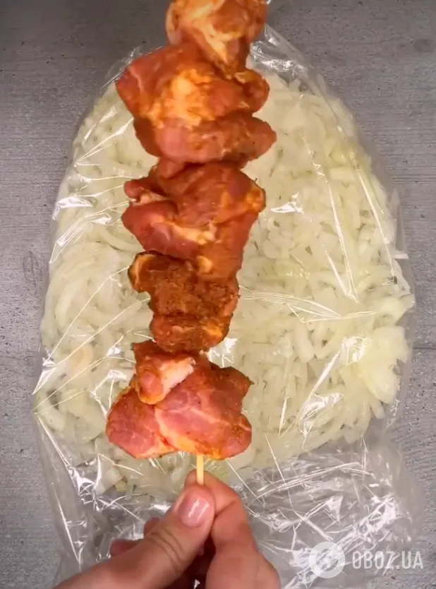 Сочный шашлык из ошейка на луковой подушке: делимся лучшим рецептом