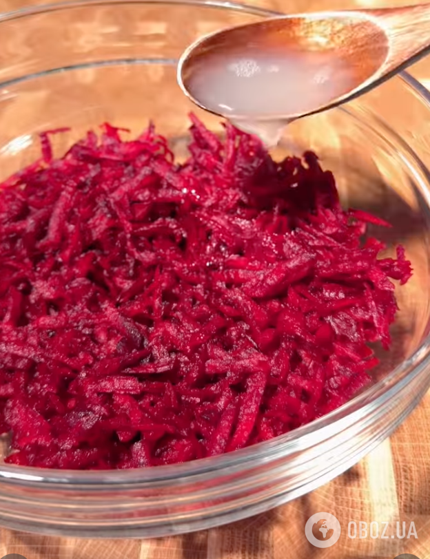 Як красиво пофарбувати великодні яйця в дуже яскравий колір без хімії: знадобиться буряк