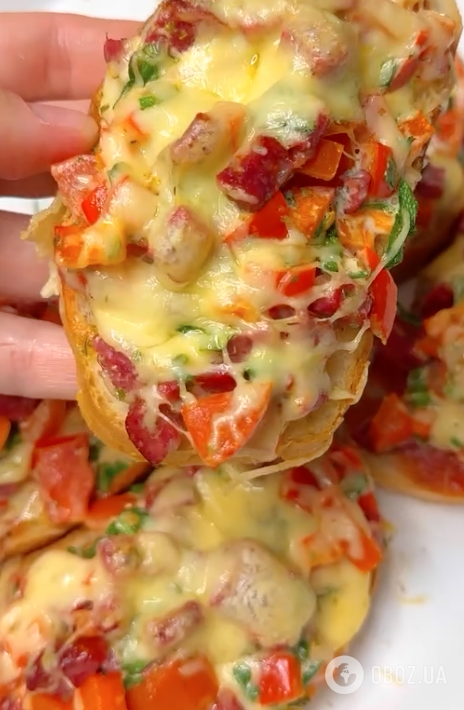 Ситні гарячі бутерброди по-новому: рецепт страви за 5 хвилин