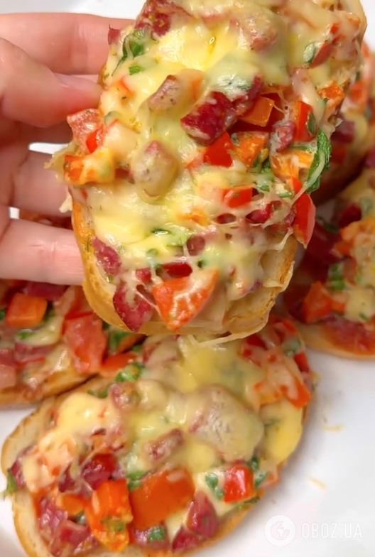 Ситні гарячі бутерброди по-новому: рецепт страви за 5 хвилин