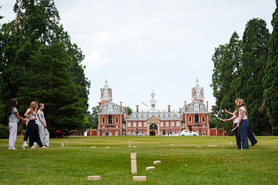 $50 тысяч в год, уроки счастья и Джордж Оруэлл среди выпускников. Что известно о колледже в Британии, который "выбрали" для принцессы Шарлотты