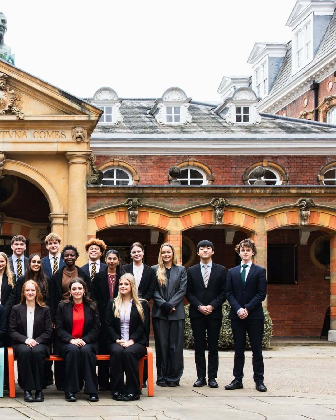 $50 тысяч в год, уроки счастья и Джордж Оруэлл среди выпускников. Что известно о колледже в Британии, который "выбрали" для принцессы Шарлотты