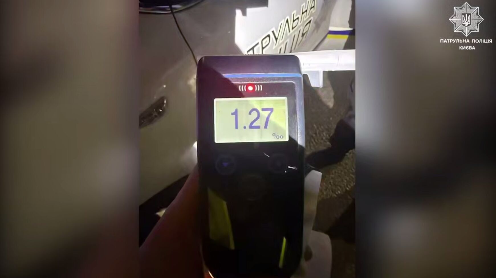 У Києві п’яна водійка легковика протаранила стовп: машину розірвало навпіл. Фото і відео