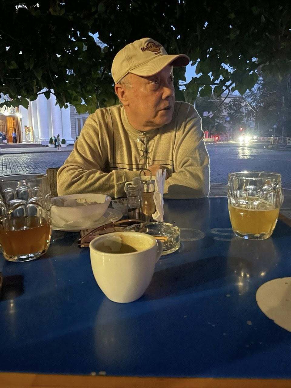 Срежиссировал собственные похороны и мечтал, чтобы прах развеяли над морем. Друзья Владимира Комарова – о его жизни и мистических совпадениях после смерти