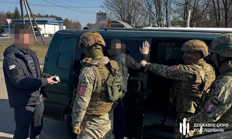 "Эвакуация" за 15 тыс. долларов: на Львовщине разоблачили организованную схему дезертирства. Фото