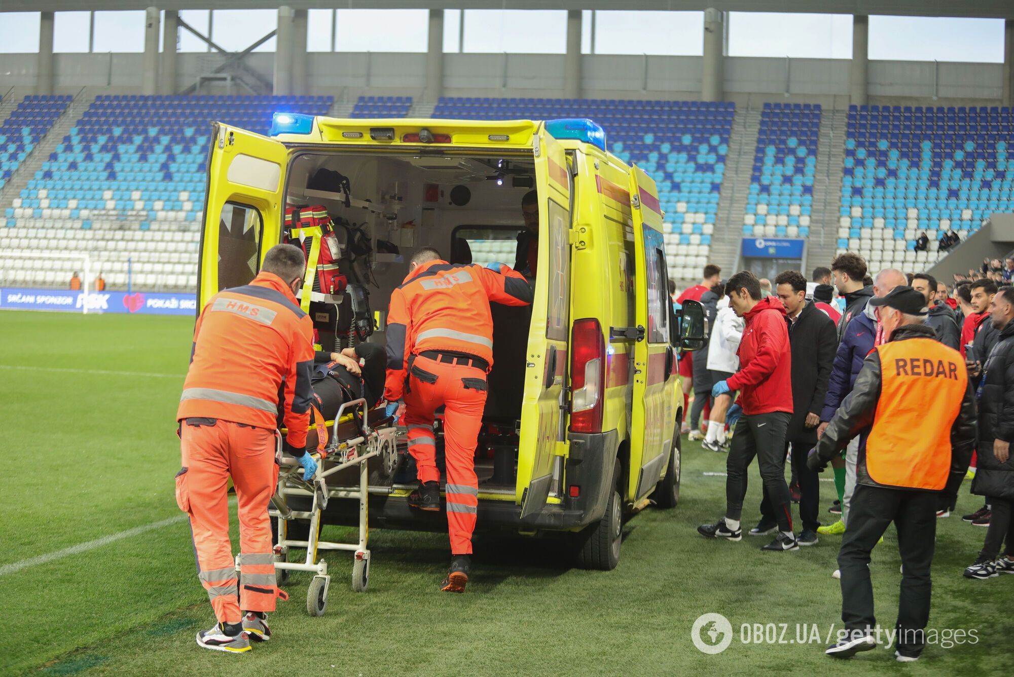 "Ужасные кадры". Матч отбора на Евро-2027 по футболу был прерван из-за реанимации главного тренера сборной Турции. Видео