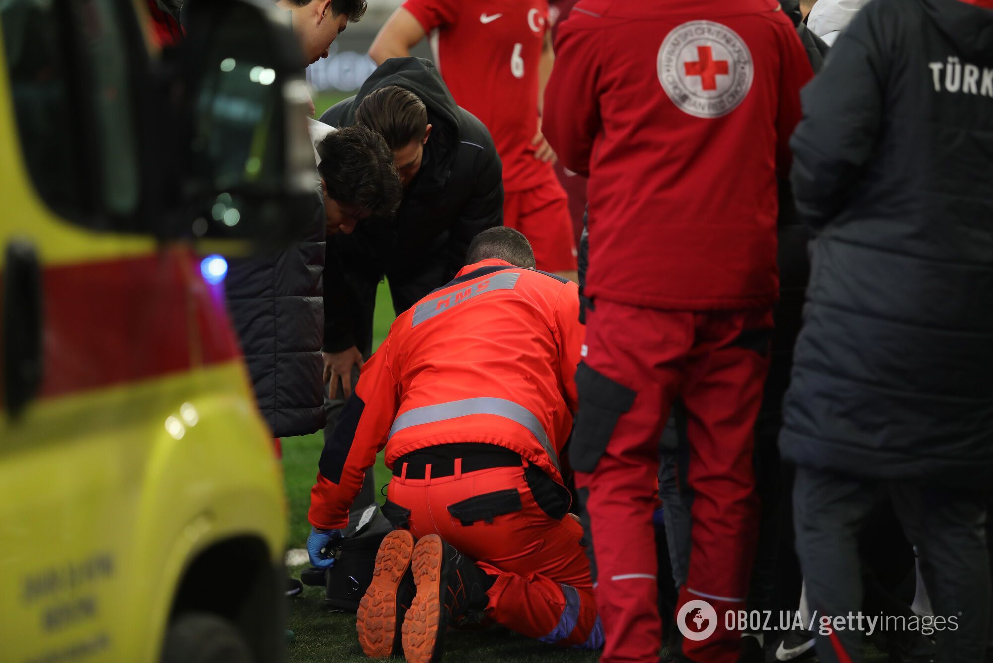 "Ужасные кадры". Матч отбора на Евро-2027 по футболу был прерван из-за реанимации главного тренера сборной Турции. Видео