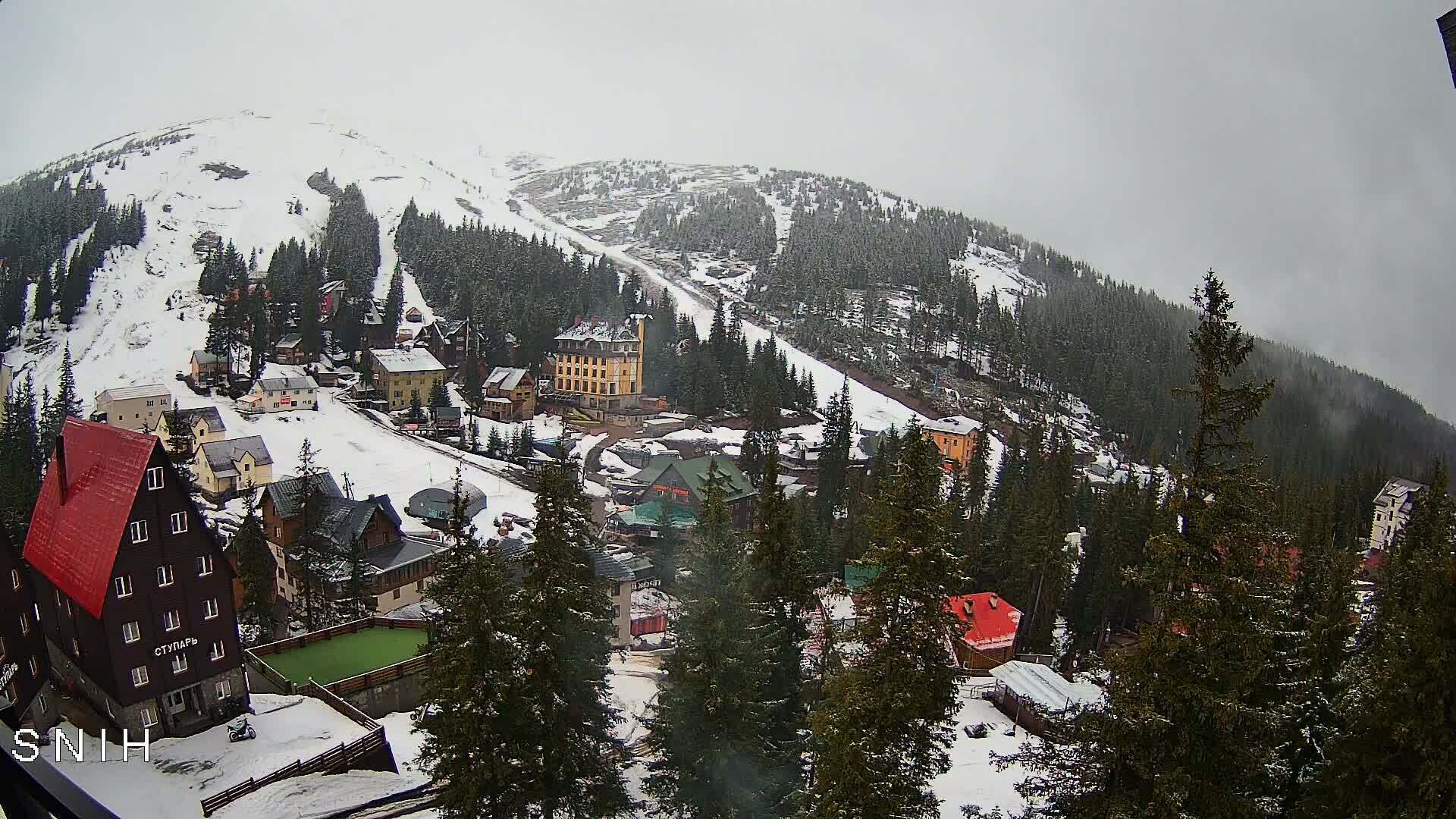 Сніг і мороз: у Карпатах в останній день березня панує зимова погода. Фото