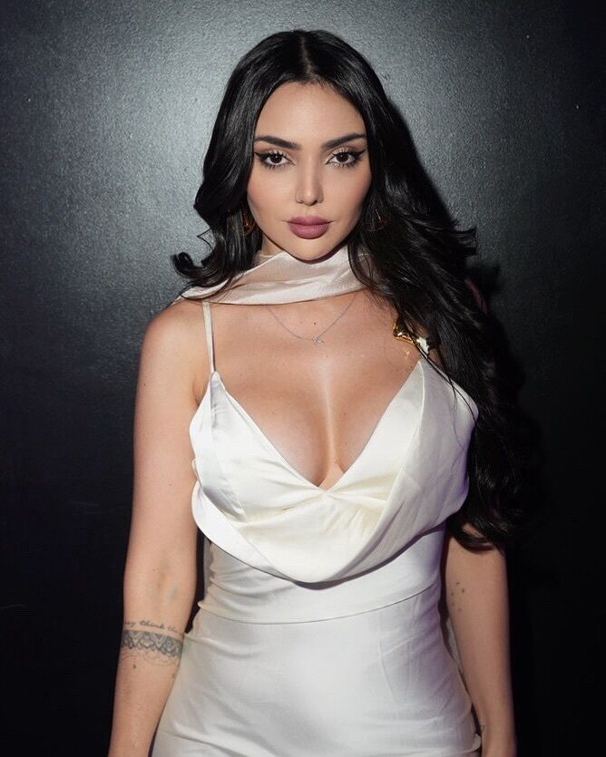 Найсексуальнішій ведучій Бразилії довелося бити президентський пенальті в Кінгс Лізі. Відео