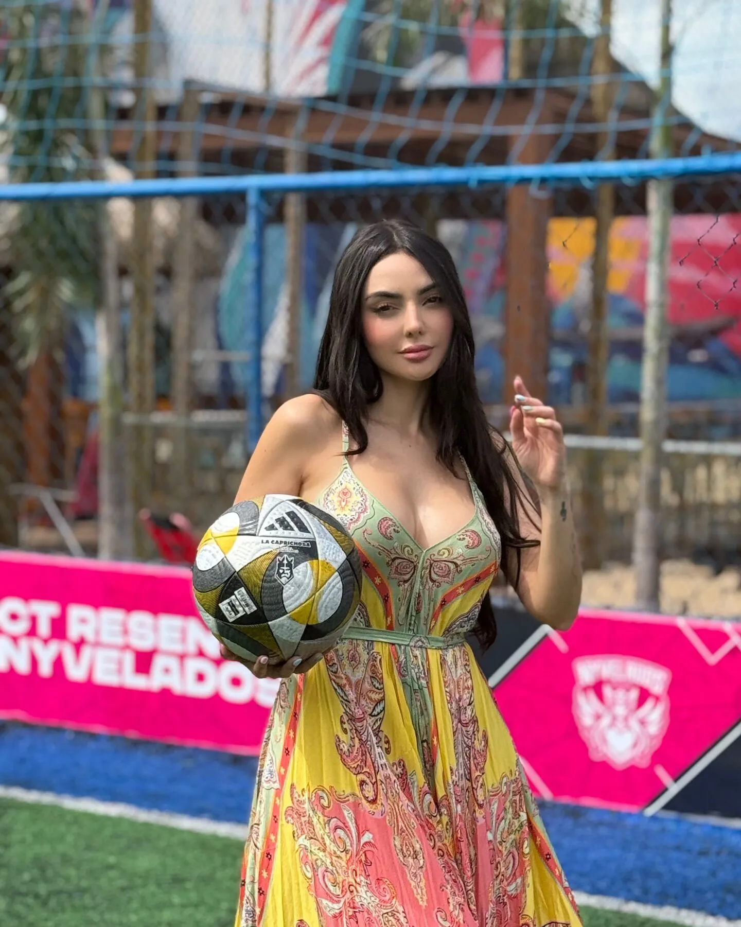 Найсексуальнішій ведучій Бразилії довелося бити президентський пенальті в Кінгс Лізі. Відео