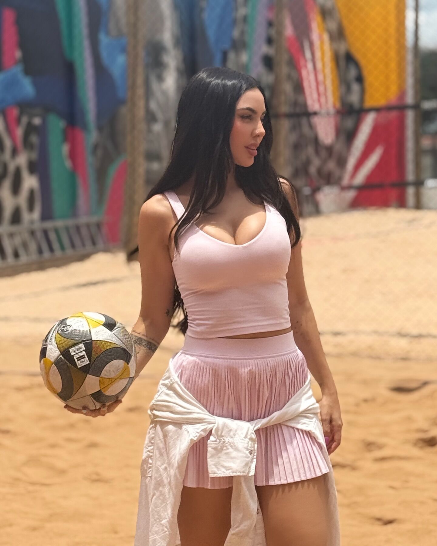 Найсексуальнішій ведучій Бразилії довелося бити президентський пенальті в Кінгс Лізі. Відео