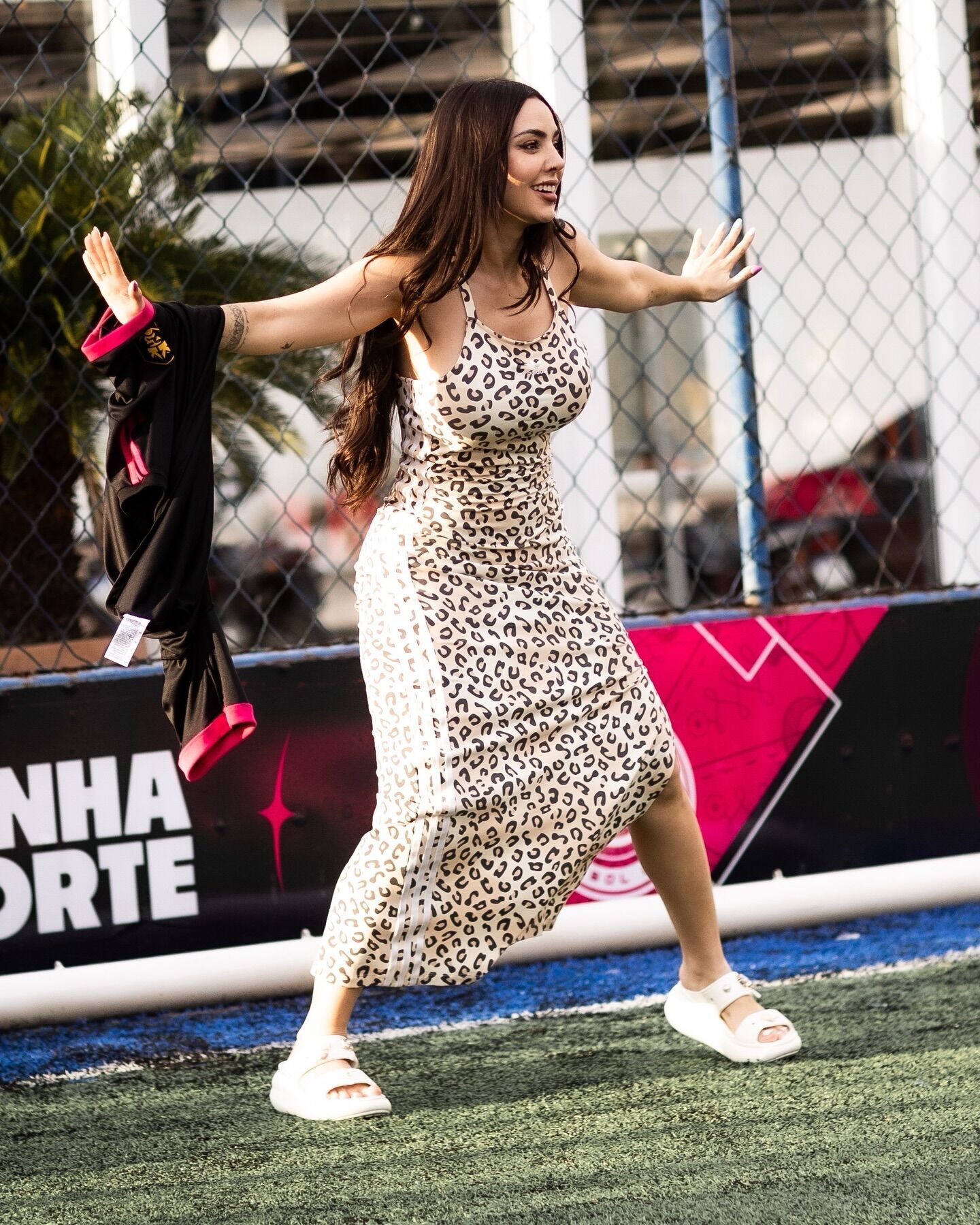 Найсексуальнішій ведучій Бразилії довелося бити президентський пенальті в Кінгс Лізі. Відео