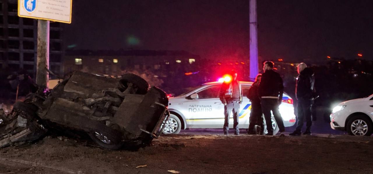 Автомобиль разорвало пополам: в Киеве произошло жуткое ДТП. Фото и видео