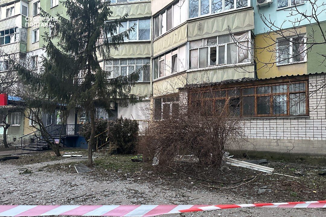 Россия атаковала Полтаву дронами: один человек погиб, спасатели демонтировали части перекрытия дома. Фото и видео