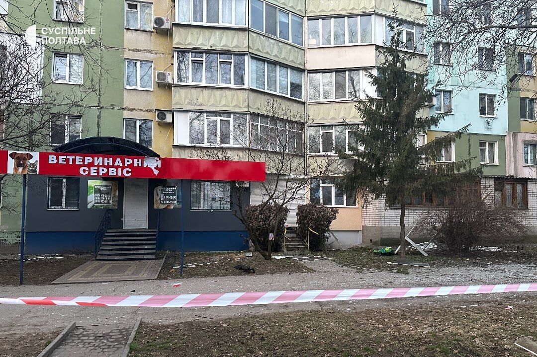 Россия атаковала Полтаву дронами: один человек погиб, спасатели демонтировали части перекрытия дома. Фото и видео