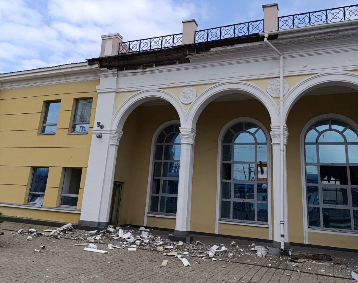 Россия нанесла удар по железной дороге в Славянске: ранены четверо работников депо