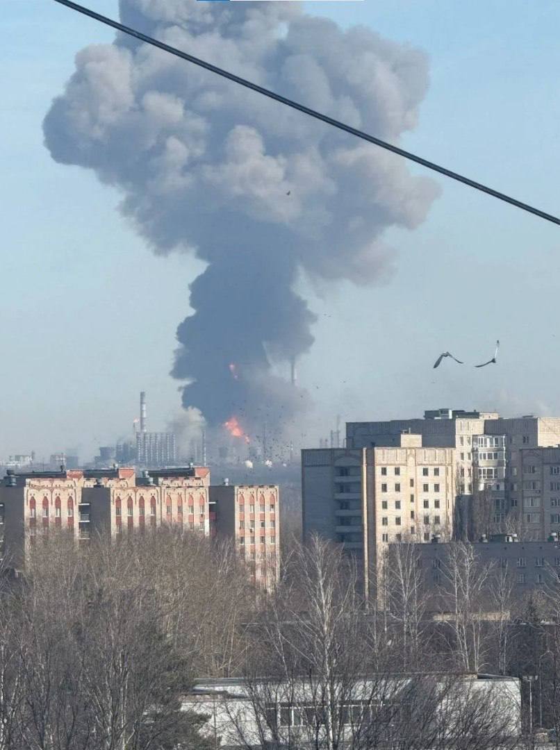 Під прицілом був стратегічний завод: у російському Нижньокамську прогримів вибух, спалахнула потужна пожежа. Відео