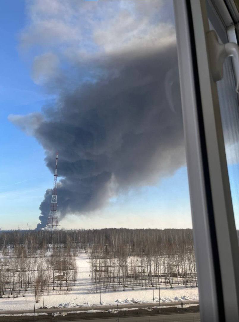 Під прицілом був стратегічний завод: у російському Нижньокамську прогримів вибух, спалахнула потужна пожежа. Відео