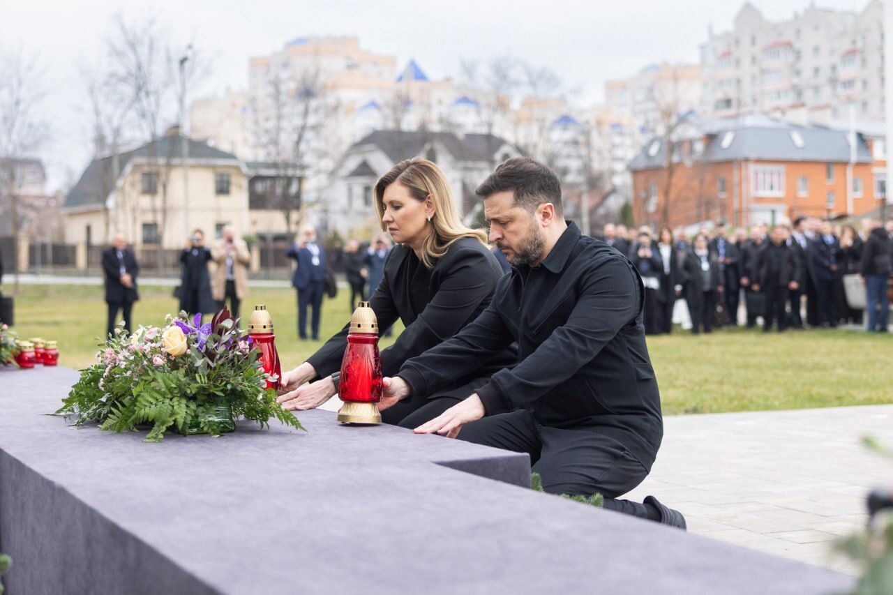 "Каждый российский убийца, палач и террорист должен ответить": Зеленский почтил память убитых в Буче. Фото