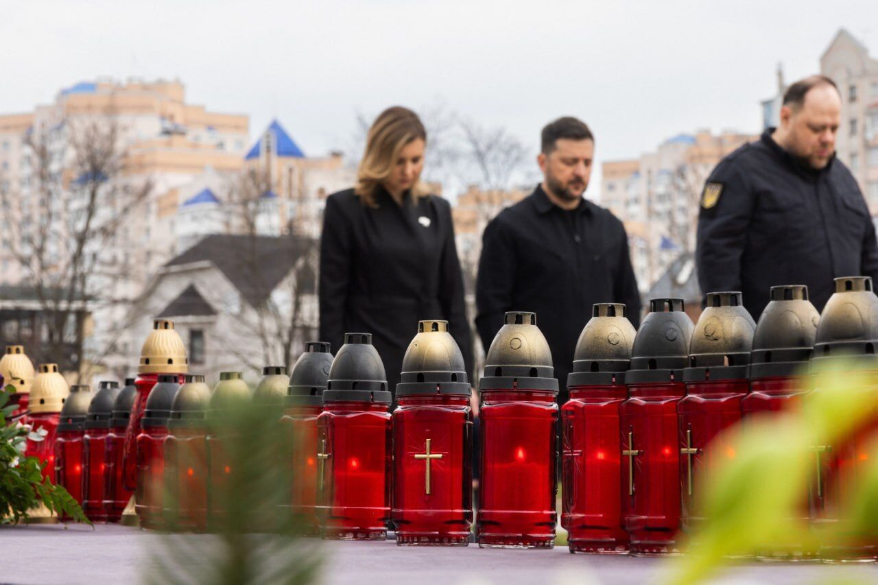 "Каждый российский убийца, палач и террорист должен ответить": Зеленский почтил память убитых в Буче. Фото